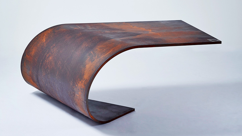 Illustration for article titled The Magic of Science Keeps This 1,000 Pound Desk From Falling Over